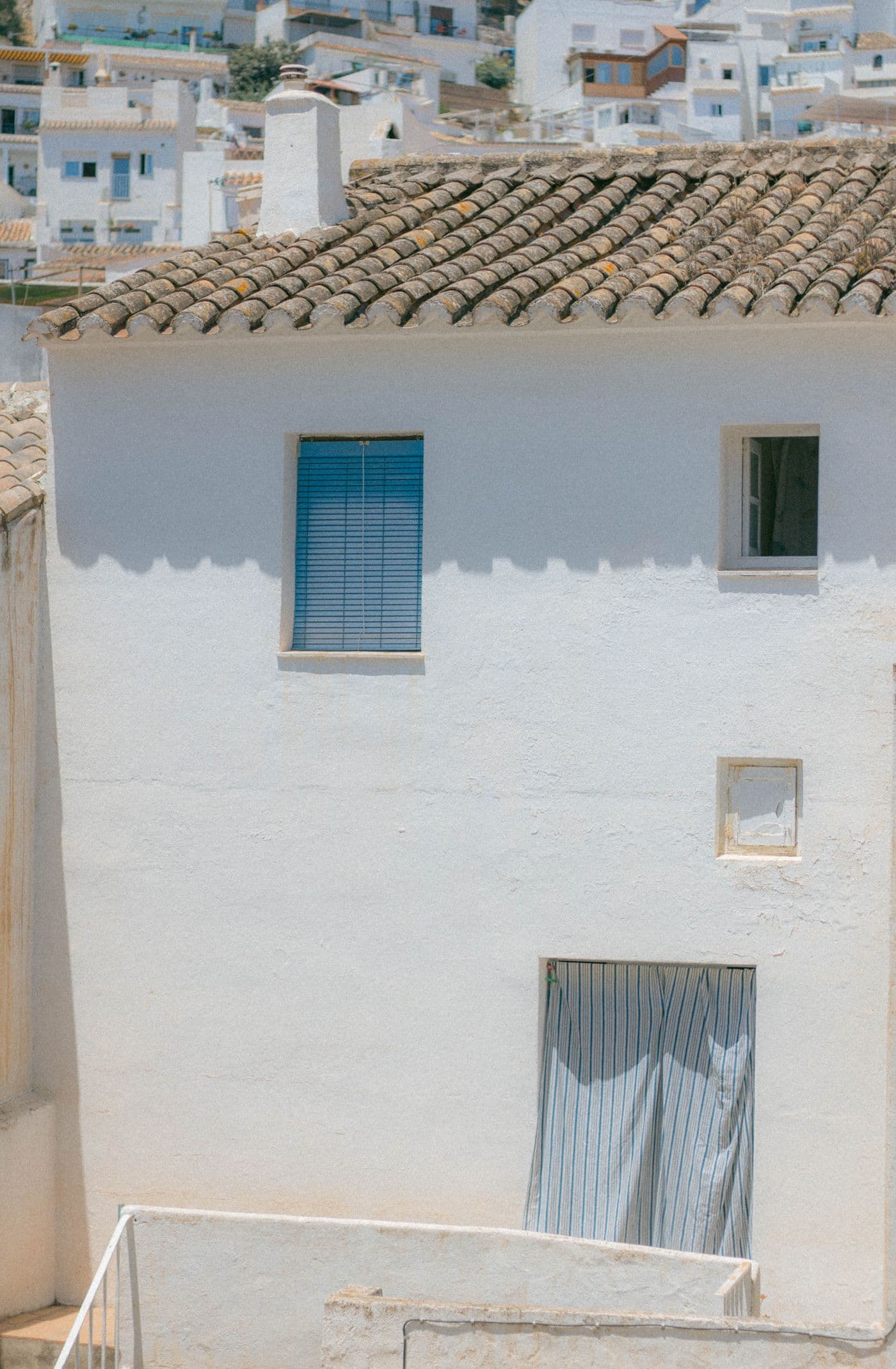 Façade claire rénovée avec un enduit minéral