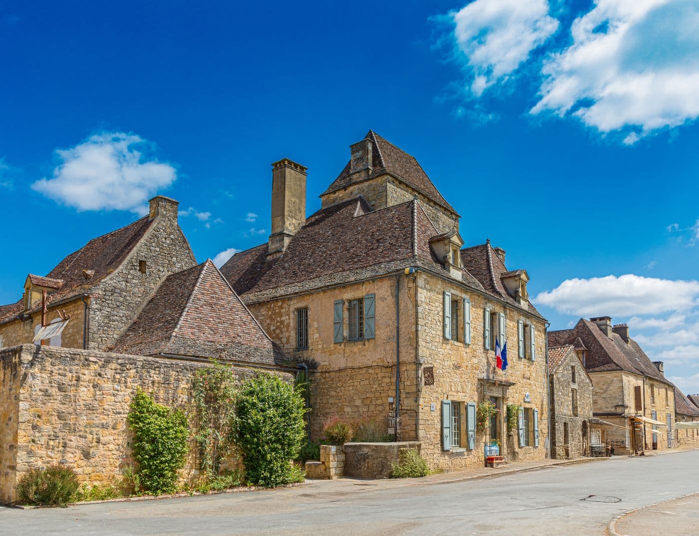 Bâtiments anciens en pierre dans un village français